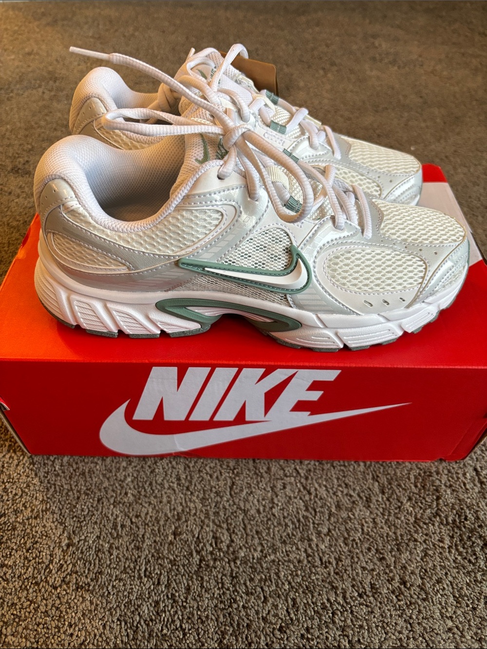 NWT New Nike women’s White Sneakers with Mint Green Accents sz 8
